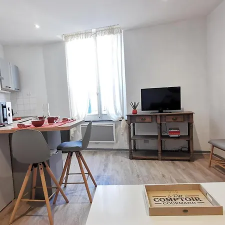 Sur Les Paves Du Pont Vieux... 卡尔卡松