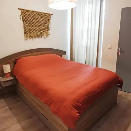 Апартаменти Sur Les Paves Du Pont Vieux...