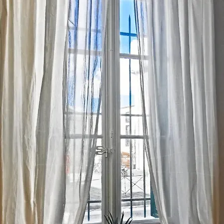 Апартаменти Sur Les Paves Du Pont Vieux... *