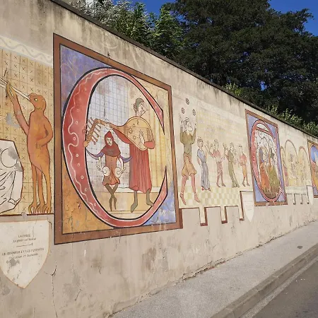 Sur Les Paves Du Pont Vieux... Апартаменти *