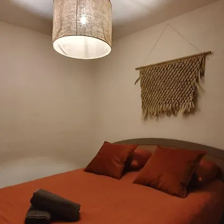 Апартаменти Sur Les Paves Du Pont Vieux...