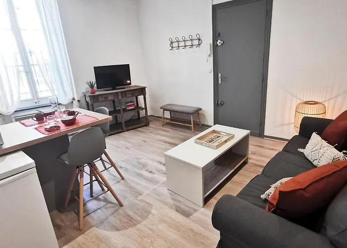 Sur Les Paves Du Pont Vieux... Καρκασόν